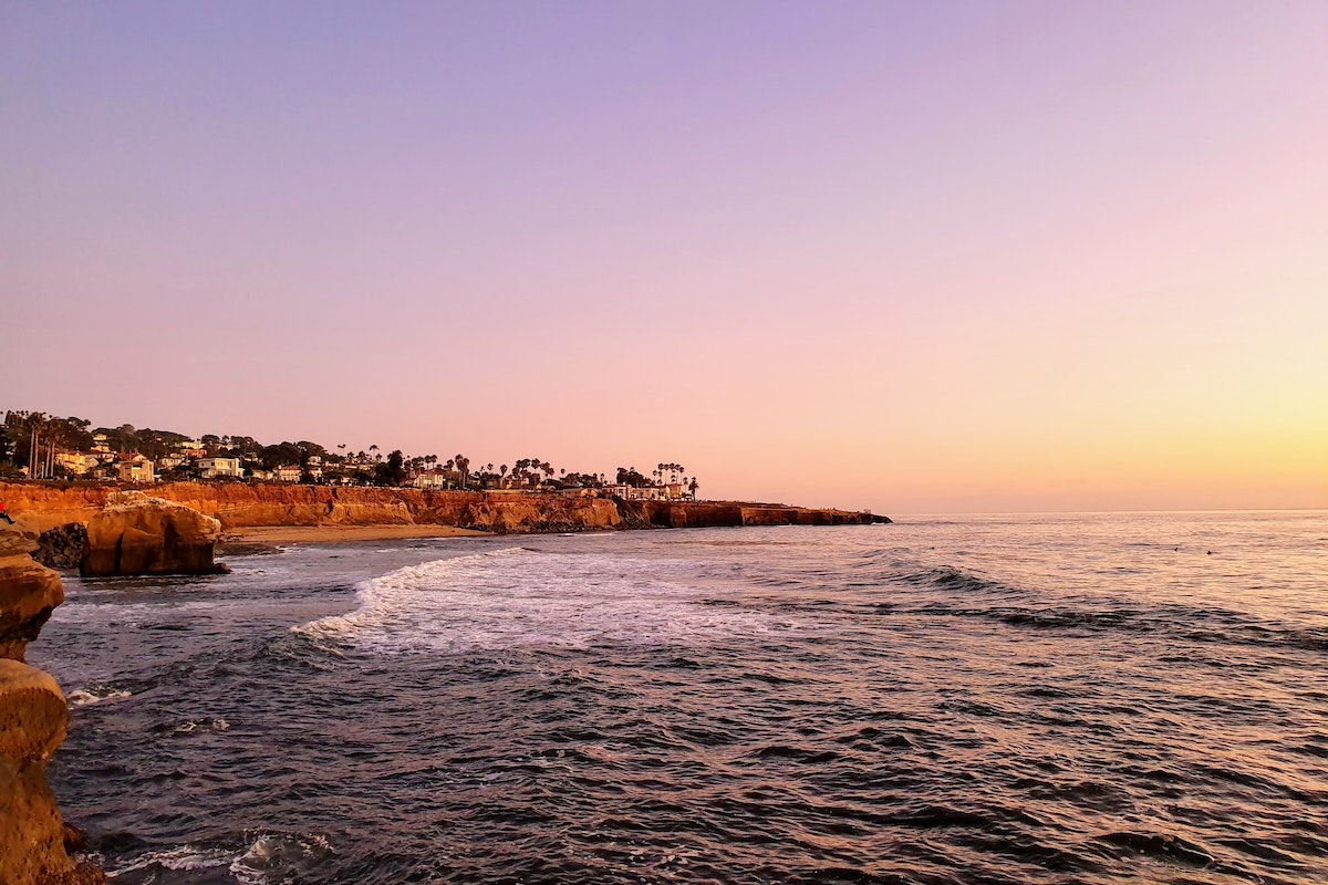 Alt: View of the ocean from the cliffs of San Diego.